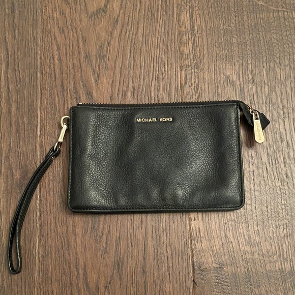 Michael Kors Handbags - Michael Kors wristlet
